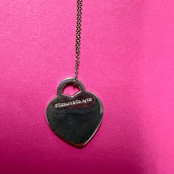 TIFFANY & CO Heart necklace. Excellent condition. Comes with box and dust bag. - Picture 5 of 6